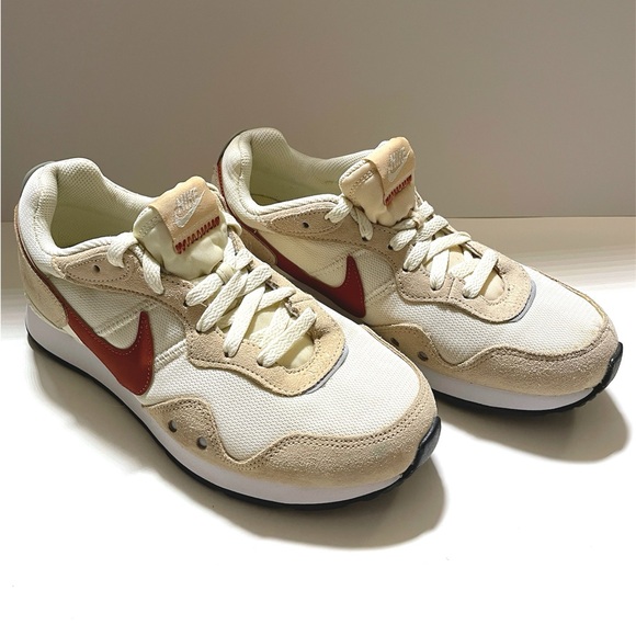 Nike Women’s Venture Runner Sneakers Size 7.5 - Picture 1 of 6